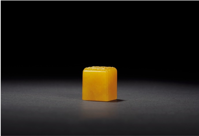 清•田黄冻石博古钮方章QING DYNASTY A SQUARE TIANHUANG STONE
